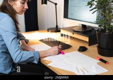 Schizzo della struttura a reticolo per il sito web. Donna designer che lavora su un'applicazione mobile, disegnando su carta. Foto Stock