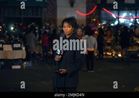 Amy Powell, giornalista di ABC7 eyewitness News, in un memoriale fuori dallo Star Ballroom Dance Studio, venerdì 27 gennaio 2023, a Monterey Park, California. Un uomo armato ha ucciso più persone nello studio di danza della sala da ballo il 22 gennaio 2023 durante le celebrazioni del nuovo anno lunare. Foto Stock