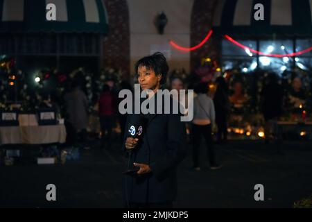 Amy Powell, giornalista di ABC7 eyewitness News, in un memoriale fuori dallo Star Ballroom Dance Studio, venerdì 27 gennaio 2023, a Monterey Park, California. Un uomo armato ha ucciso più persone nello studio di danza della sala da ballo il 22 gennaio 2023 durante le celebrazioni del nuovo anno lunare. Foto Stock