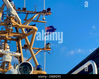 Il tagliatore a risposta rapida di classe Sentinel USCGC Oliver Henry (WPC 1140) arriva a Cairns per impegni con i partner australiani per la difesa e gli affari interni e i rappresentanti locali, il 31 agosto 2022. Il Oliver Henry è il primo FRC a volare la firma australiana. Gli Stati Uniti La Guardia Costiera sta conducendo un'implementazione di routine in Oceania come parte dell'operazione Blue Pacific, lavorando insieme agli Alleati, sviluppando la consapevolezza dei domini marittimi e condividendo le Best practice con le marine nazionali partner e le guardie costiere. Op Blue Pacific è un'azienda statunitense a più missioni Guardia costiera si adopera per promuovere la sicurezza, safet Foto Stock