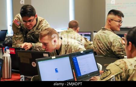 Cyber Protection Brigade convalida la capacità di 1st Cyber Battalion di distribuire e comandare in missione più team di Cyber Protection durante l'esercizio 2022 di Esercizi grungy Zion (EGZ) nel West Virginia. EGZ è un esercizio di allenamento in cui i leggendari difensori conducono operazioni difensive nel ciberspazio. L'esercitazione porta una varietà di ospiti illustri per vedere in prima persona i difensori leggendari sulla caccia. Foto Stock