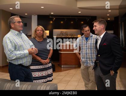 CMdR. Richard Rosenbusch, a destra, da New Baltimore, Michigan, USS Gerald R. Ford's (CVN 78) assistente ufficiale dell'aria, saluta Bob Ford e Karen Ford durante una cena a Grand Rapids, Michigan, 31 agosto 2022. Dodici marinai Ford si sono recati nel Michigan per la visita annuale della nave con il nome per conoscere l'eredità del presidente Gerald R. Ford e per entrare in contatto con i membri della comunità locale di Grand Rapids, Ann Arbor e Albion. Foto Stock