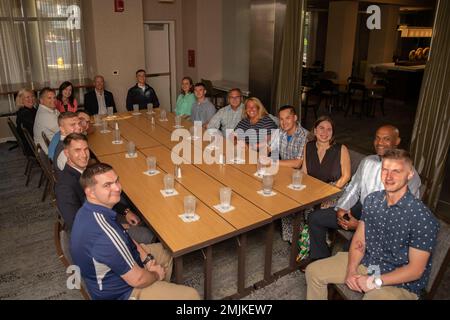 I marinai attaccati alla USS Gerald R. Ford (CVN 78) si incontrano con i parenti del defunto presidente Ford e i membri della Ford Foundation durante una cena a Grand Rapids, Michigan, 31 agosto 2022. Dodici marinai Ford si sono recati nel Michigan per la visita annuale della nave con il nome per conoscere l'eredità del presidente Gerald R. Ford e per entrare in contatto con i membri della comunità locale di Grand Rapids, Ann Arbor e Albion. Foto Stock