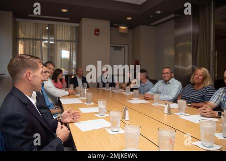 CMdR. Richard Rosenbusch, partito, da New Baltimore, Michigan, USS Gerald R. Ford's (CVN 78) assistente ufficiale dell'aria, parla con Bob Ford e Karen Ford durante una cena a Grand Rapids, Michigan, 31 agosto 2022. Dodici marinai Ford si sono recati nel Michigan per la visita annuale della nave con il nome per conoscere l'eredità del presidente Gerald R. Ford e per entrare in contatto con i membri della comunità locale di Grand Rapids, Ann Arbor e Albion. Foto Stock