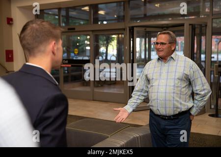 CMdR. Richard Rosenbusch, a sinistra, da New Baltimore, Michigan, USS Gerald R. Ford's (CVN 78) assistente ufficiale dell'aria, saluta Bob Ford durante una cena a Grand Rapids, Michigan, 31 agosto 2022. Dodici marinai Ford si sono recati nel Michigan per la visita annuale della nave con il nome per conoscere l'eredità del presidente Gerald R. Ford e per entrare in contatto con i membri della comunità locale di Grand Rapids, Ann Arbor e Albion. Foto Stock