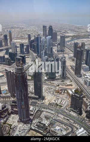 Dubai: Splendida vista della città dalla cima del Burj Khalifa. Foto Stock