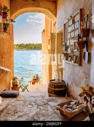 Rovigno Croazia Settembre 2017, strade del villaggio di Rovigno durante il tramonto mare Adriatico Croazia, tramonto a Rovigno Croazia durante l'estate Foto Stock