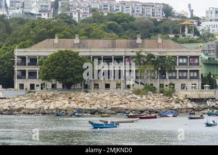 Hong Kong, Cina - Nov 21 2022 : Murray House, un edificio di epoca vittoriana in Stanley, Long Shot, Eye Level View Foto Stock