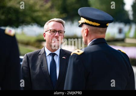 STATI UNITI Michael Binetti (a sinistra), capo di stato maggiore, Arlington National Cemetery e U.S. Esercito Brig. Christopher Norrie (a destra), comandante generale, 7th comando di addestramento saluto Morten Bødskov (centro), ministro della Difesa, Danimarca al suo arrivo al cimitero nazionale di Arlington, Arlington, Virginia, 31 agosto 2022. Bødskov si trovava all'ANC per partecipare alla cerimonia di posa dei pieni onori delle forze Armate presso la Tomba del Milite Ignoto. Foto Stock