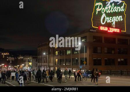 Circa 150 manifestanti hanno marciato attraverso il centro di Portland, Oregon, il 27 gennaio 2023 per protestare contro l'assassinio di Tiro Nichols da parte della polizia di Memphis, Tennessee. (Foto di John Rudoff/Sipa USA) Credit: Sipa USA/Alamy Live News Foto Stock