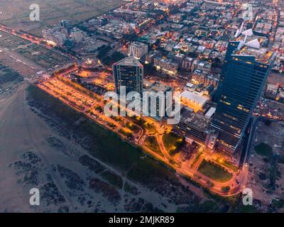 karachi pakistan, fotografia aerea del paesaggio urbano e dei punti di riferimento della città di karachi, immagine aerea della torre icona di bahria, centro commerciale dolmen clifton, fronte del porto Foto Stock