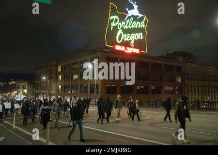 Circa 150 manifestanti hanno marciato attraverso il centro di Portland, Oregon, il 27 gennaio 2023 per protestare contro l'assassinio di Tiro Nichols da parte della polizia di Memphis, Tennessee. (Foto di John Rudoff/Sipa USA) Credit: Sipa USA/Alamy Live News Foto Stock