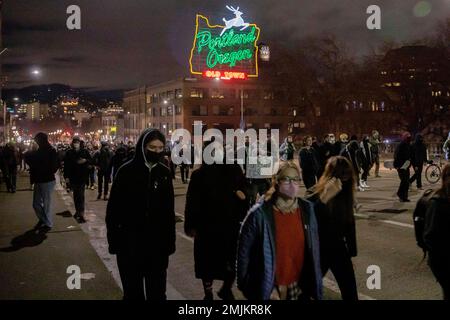 Circa 150 manifestanti hanno marciato attraverso il centro di Portland, Oregon, il 27 gennaio 2023 per protestare contro l'assassinio di Tiro Nichols da parte della polizia di Memphis, Tennessee. (Foto di John Rudoff/Sipa USA) Credit: Sipa USA/Alamy Live News Foto Stock