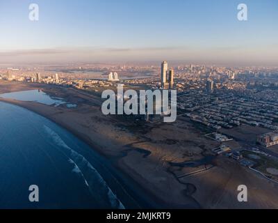 karachi pakistan, fotografia aerea del paesaggio urbano e dei punti di riferimento della città di karachi, immagine aerea della torre icona di bahria, centro commerciale dolmen clifton, fronte del porto Foto Stock