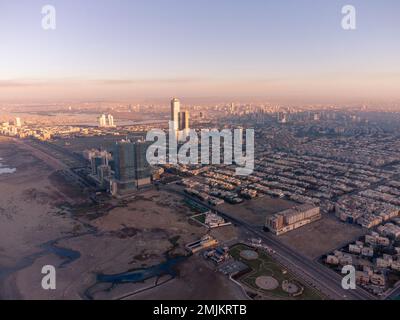 karachi pakistan, fotografia aerea del paesaggio urbano e dei punti di riferimento della città di karachi, immagine aerea della torre icona di bahria, centro commerciale dolmen clifton, fronte del porto Foto Stock