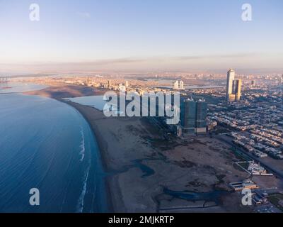 karachi pakistan, fotografia aerea del paesaggio urbano e dei punti di riferimento della città di karachi, immagine aerea della torre icona di bahria, centro commerciale dolmen clifton, fronte del porto Foto Stock