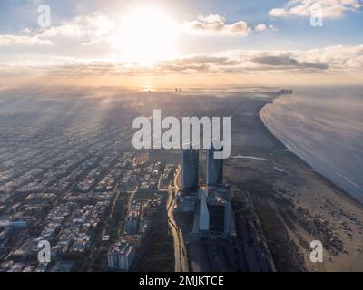 karachi pakistan, fotografia aerea del paesaggio urbano e dei punti di riferimento della città di karachi, immagine aerea della torre icona di bahria, centro commerciale dolmen clifton, fronte del porto Foto Stock