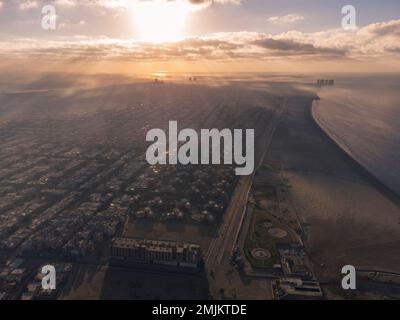 karachi pakistan, fotografia aerea del paesaggio urbano e dei punti di riferimento della città di karachi, immagine aerea della torre icona di bahria, centro commerciale dolmen clifton, fronte del porto Foto Stock