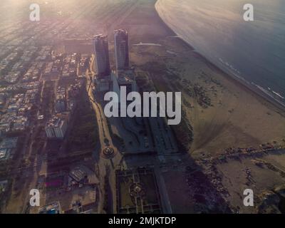 karachi pakistan, fotografia aerea del paesaggio urbano e dei punti di riferimento della città di karachi, immagine aerea della torre icona di bahria, centro commerciale dolmen clifton, fronte del porto Foto Stock