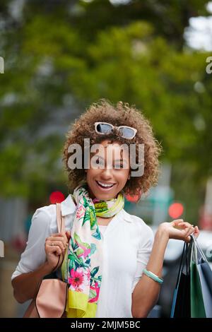 Sono andato tutto fuori oggi su me stesso. Ritratto di una giovane donna attraente in una frenetica giornata di shopping in città. Foto Stock