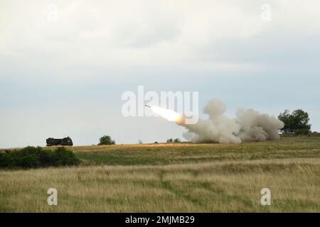 STATI UNITI Soldati assegnati a 1st battaglione, 6th Field Artillery, 41st Field Fire il M270 Multiple Launch Rocket System (M270 MLRS) durante una dimostrazione di fuoco dal vivo per il “Molly Pitcher Day” presso la Grafenwoehr Training Area, 31 agosto 2022. Foto Stock