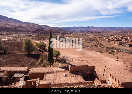 Sentiero escursionistico attraverso idilliaco bella casa di terra antica villaggi berberi Foto Stock