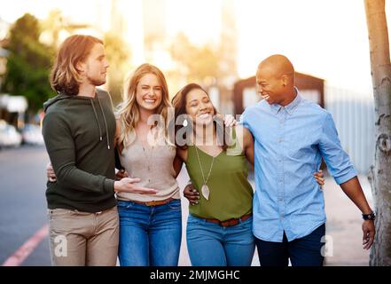 Che cosa sono buoni periodi se non potete ripartirli. due giovani coppie felici che camminano per la città insieme. Foto Stock