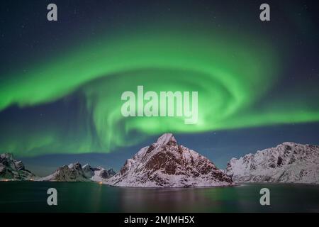 Aurora boreale, Reine, Reinefjord, Lofoten, Norvegia, Europa Foto Stock