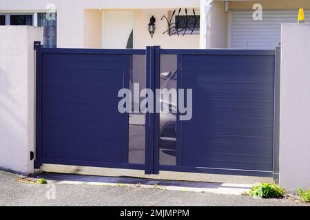 Alluminio grigio stile moderno casa doppia grigio cancello portale di porta casa sobborgo Foto Stock