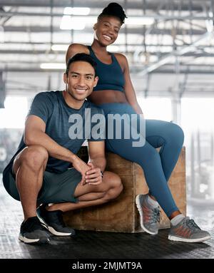 Fitness, ritratto o personal trainer con un cliente felice in palestra per l'allenamento, l'esercizio fisico o il corpo. Partnership di squadra, allenatore indiano o donna nera Foto Stock