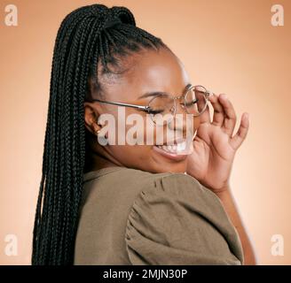 Felice donna nera, viso e occhiali da presa con sorriso, visione ed eccitato, lente prescrizione isolato su sfondo studio. Occhiali, cura degli occhi e. Foto Stock