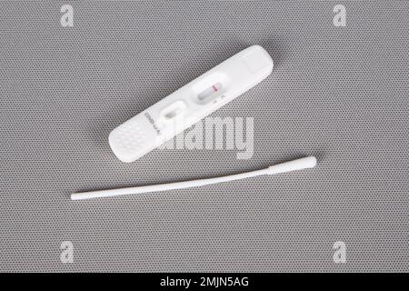 Test dell'antigene PCR nel kit di prelievo COVID-19 coronavirus Swab in primo piano Foto Stock