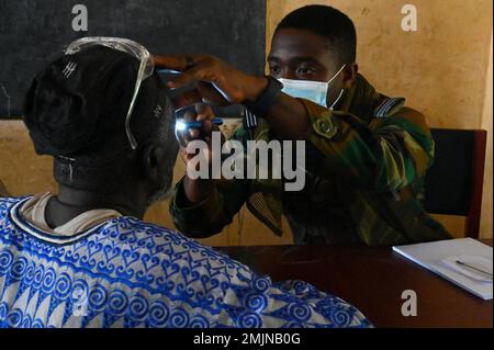 Un'infermiera ghanese assegnata al Battaglione di fanteria del 6th conduce un esame oculare preliminare durante un programma di azione civica medica (MEDCAP) a Yendi, Ghana, il 31 agosto 2022. I MEDCAPs servono come cliniche temporanee per fornire un trattamento medico limitato alla popolazione locale. Foto Stock
