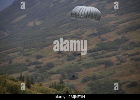 Uno specialista del gruppo di controllo tattico dell'aria dell'aeronautica assegnato al distaccamento 1, 3rd Air Support Operations Squadron, discende sulla zona di goccia di Geronimo durante le operazioni aeree congiunte presso la base mista Elmendorf-Richardson, Alaska, 31 agosto 2022. Guerra speciale dell'aeronautica e clima di combattimento Airmen e paracadutisti dell'esercito, supportati dall'equipaggio della Guardia Nazionale dell'Alaska del comando di truppe dell'aviazione del 207th, hanno condotto l'addestramento per dimostrare le abilità aerotrasportate e di missione-preparazione in condizioni austere. Foto Stock