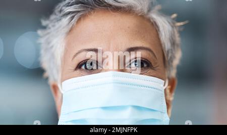 Donna anziana, maschera facciale e assistenza sanitaria con Covid, la sicurezza da virus e DPI salute ritratto. Medicina, conformità medica o politica con il benessere Foto Stock