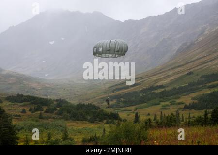 NEGLI STATI UNITI Il paracadutista dell'esercito assegnato alla squadra di combattimento della Brigata di Fanteria 2nd (Airborne), 11th divisione Airborne, scende sopra la zona di goccia di Geronimo durante le operazioni aeree alla base comune Elmendorf-Richardson, Alaska, 31 agosto 2022. Guerra speciale dell'aeronautica e clima di combattimento Airmen e paracadutisti dell'esercito, supportati dall'equipaggio della Guardia Nazionale dell'Alaska del comando di truppe dell'aviazione del 207th, hanno condotto l'addestramento per dimostrare le abilità aerotrasportate e di missione-preparazione in condizioni austere. Foto Stock