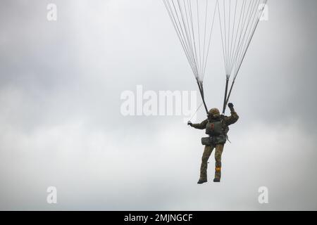 Uno specialista del gruppo di controllo tattico dell'aria dell'aeronautica assegnato al distaccamento 1, 3rd Air Support Operations Squadron, discende sulla zona di goccia di Geronimo durante le operazioni aeree congiunte presso la base mista Elmendorf-Richardson, Alaska, 31 agosto 2022. Guerra speciale dell'aeronautica e clima di combattimento Airmen e paracadutisti dell'esercito, supportati dall'equipaggio della Guardia Nazionale dell'Alaska del comando di truppe dell'aviazione del 207th, hanno condotto l'addestramento per dimostrare le abilità aerotrasportate e di missione-preparazione in condizioni austere. Foto Stock