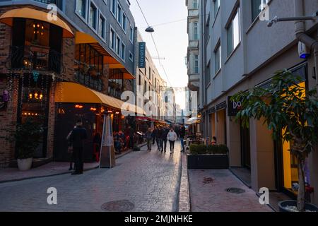 Karakoy. Viaggio a Istanbul foto di sfondo. Persone o turisti in una strada nel quartiere Karakoy di Beyoglu. Istanbul Turkiye - 12.24.2022 Foto Stock