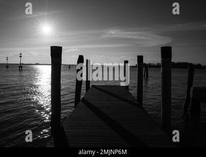 Ponte in legno che entra nella laguna di Venezia Foto Stock