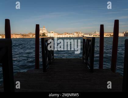 Ponte in legno che entra nella laguna di Venezia Foto Stock