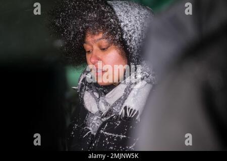 Detroit, Stati Uniti. 28th Jan, 2023. Un manifestante parla ai membri della stampa a Detroit, Michigan, durante una veglia per Tiro Nichols in solidarietà con altre proteste che si stanno svolgendo in tutto il paese. Le proteste sono state tenute in tutto il paese dopo il rilascio di materiale di corpo camma dell'arresto e del picchiadaggio di Tiro Nichols a Memphis, Tennessee, che ha portato alla sua morte e 5 ufficiali coinvolti sono stati arrestati e accusati di omicidio. Credit: SOPA Images Limited/Alamy Live News Foto Stock