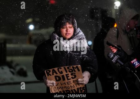 Detroit, Stati Uniti. 28th Jan, 2023. Un manifestante parla ai membri della stampa a Detroit, Michigan, durante una veglia per Tiro Nichols in solidarietà con altre proteste che si stanno svolgendo in tutto il paese. Le proteste sono state tenute in tutto il paese dopo il rilascio di materiale di corpo camma dell'arresto e del picchiadaggio di Tiro Nichols a Memphis, Tennessee, che ha portato alla sua morte e 5 ufficiali coinvolti sono stati arrestati e accusati di omicidio. Credit: SOPA Images Limited/Alamy Live News Foto Stock