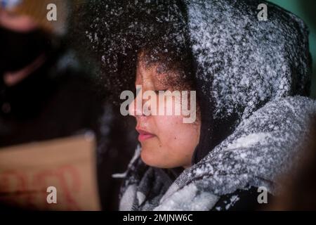 Detroit, Stati Uniti. 28th Jan, 2023. I manifestanti tengono un momento di silenzio a Detroit, Michigan, durante una veglia per Tiro Nichols in solidarietà con altre proteste che si stanno svolgendo in tutto il paese. Le proteste sono state tenute in tutto il paese dopo il rilascio di materiale di corpo camma dell'arresto e del picchiadaggio di Tiro Nichols a Memphis, Tennessee, che ha portato alla sua morte e 5 ufficiali coinvolti sono stati arrestati e accusati di omicidio. Credit: SOPA Images Limited/Alamy Live News Foto Stock