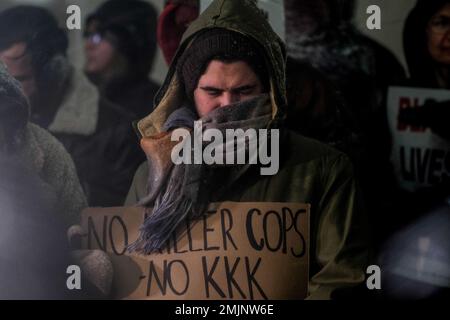 Detroit, Stati Uniti. 28th Jan, 2023. I manifestanti tengono un momento di silenzio durante una veglia per Tiro Nichols in solidarietà con altre proteste che si stanno svolgendo in tutto il paese. Le proteste sono state tenute in tutto il paese dopo il rilascio di materiale di corpo camma dell'arresto e del picchiadaggio di Tiro Nichols a Memphis, Tennessee, che ha portato alla sua morte e 5 ufficiali coinvolti sono stati arrestati e accusati di omicidio. Credit: SOPA Images Limited/Alamy Live News Foto Stock