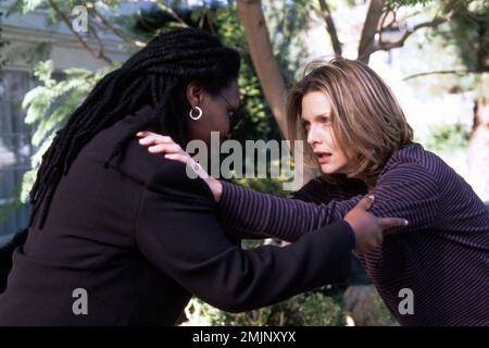 MICHELLE PFEIFFER E WHOOPI GOLDBERG NEL PROFONDO DELL'OCEANO (1999), DIRETTO DA ULU GROSBARD. Credit: MANDALAY ENTERTAIMENT / Album Foto Stock