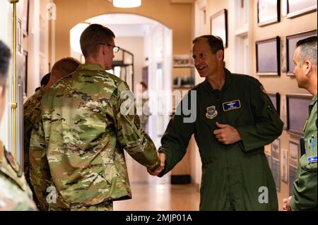 STATI UNITI Corey Martin, comandante dell'aeronautica militare 18th, Coins staff Sgt. Andrew Dieterle, 906th Air Refuging Squadron Crew Chief, durante un tour di immersione sulla base dell'aeronautica militare Scott, Illinois, 31 agosto 2022. Dieterle ha ricevuto una moneta per essere un eccellente esecutore del Team Scott. Foto Stock