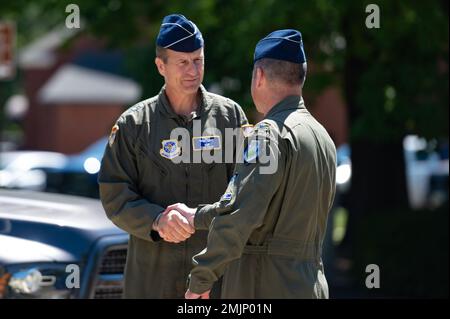 STATI UNITI Chris Robinson, comandante della 375th Air Mobility Wing, saluta il generale Corey Martin, 18th Air Force Commander, durante un tour di immersione sulla base dell'aeronautica militare Scott, Illinois, 31 agosto 2022. Il 18th AF è responsabile di garantire la disponibilità e la sostenibilità di circa 36.000 aerei attivi, di riserva e civili. Foto Stock