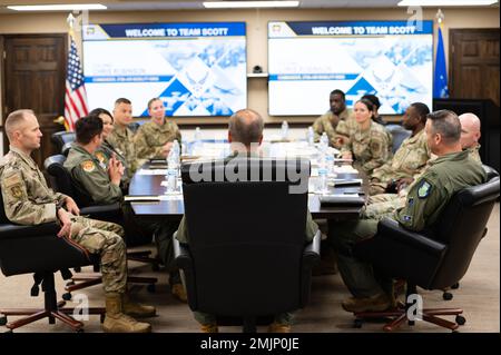 STATI UNITI Corey Martin, comandante dell'aeronautica militare 18th, riceve briefing da alti leader della Air Mobility Wing 375th durante un tour di immersione sulla base dell'aeronautica militare Scott, Illinois, 31 agosto 2022. Lo scopo del tour di immersione era quello di fornire a Martin una panoramica della missione della 375th Air Mobility Wing. Foto Stock