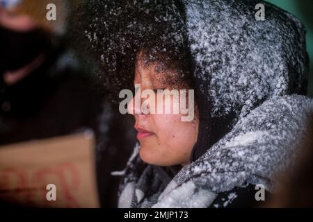 Detroit, Stati Uniti. 28th Jan, 2023. I manifestanti tengono un momento di silenzio a Detroit, Michigan, durante una veglia per Tiro Nichols in solidarietà con altre proteste che si stanno svolgendo in tutto il paese. Le proteste sono state tenute in tutto il paese dopo il rilascio di materiale di corpo camma dell'arresto e del picchiadaggio di Tiro Nichols a Memphis, Tennessee, che ha portato alla sua morte e 5 ufficiali coinvolti sono stati arrestati e accusati di omicidio. (Foto di Matthew Hatcher/SOPA Images/Sipa USA) Credit: Sipa USA/Alamy Live News Foto Stock