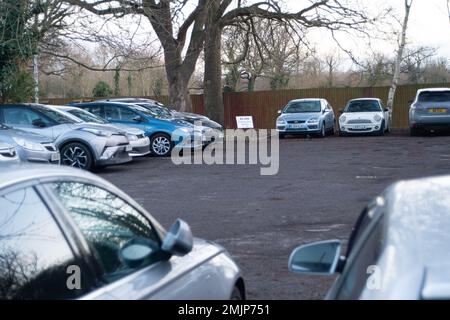 Harefield, Regno Unito. 27th gennaio 2023. Da questa settimana, il Consiglio di Hillingdon ha messo in atto nuove restrizioni di parcheggio su parte di Moorhall Road da parte del HS2 ° composto che fermerà HS2 persone e altri parcheggi le loro auto sulla strada trafficata utilizzato da veicoli tra cui numerosi camion di trasporto HS2. Le limitazioni sperimentali per il parcheggio si applicano dalle 8am:6,30pm alle 18:00 dal lunedì al sabato. Invece, HS2 dipendenti e appaltatori Align sono ora parcheggiate nel parcheggio del pub River House (nella foto) e nel parcheggio dell'ex ufficio di Widewater Place. Credito: Maureen McLean/Alamy Foto Stock